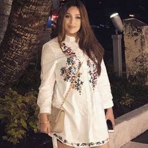 White T-shirt dress with floral appliqué